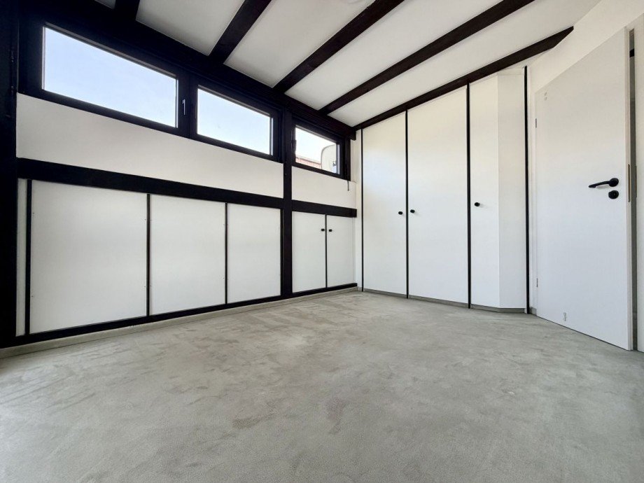 ..mit Einbauschr�nken Dachgeschosswohnung Langen