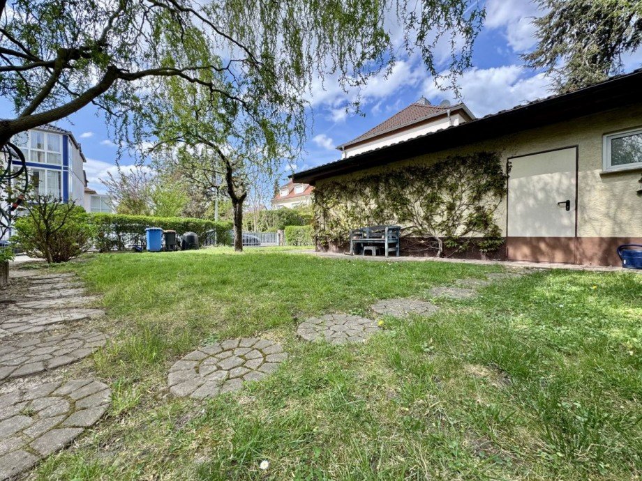 Blick zur Garage Mehrfamilienhaus Langen