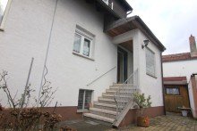 Zugang Hinterhaus Zwei H�user (4 Wohnungen) im Herzen von Egelsbach
