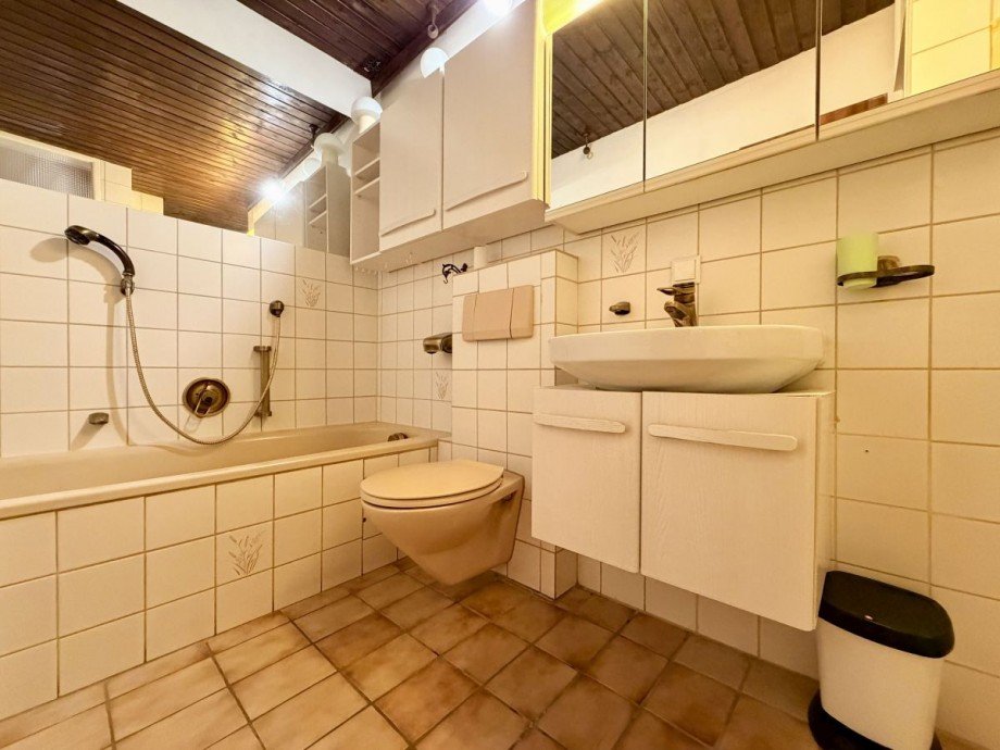 Bad mit Wanne Reihenmittelhaus Heusenstamm