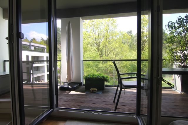 Zugang Loggia Langen Etagenwohnung Neuwertig und Exklusiv, barrierefreie 4 ZKB mit zwei B�dern, zwei Stellpl�tzen in Waldrandlage