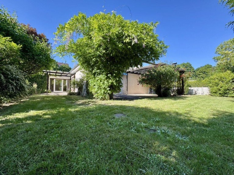 R�ckansicht Langen Bungalow Ihr Wohlf�hlort: Zauberhafter Bungalow mit Gartenparadies in Langen/Oberlinden