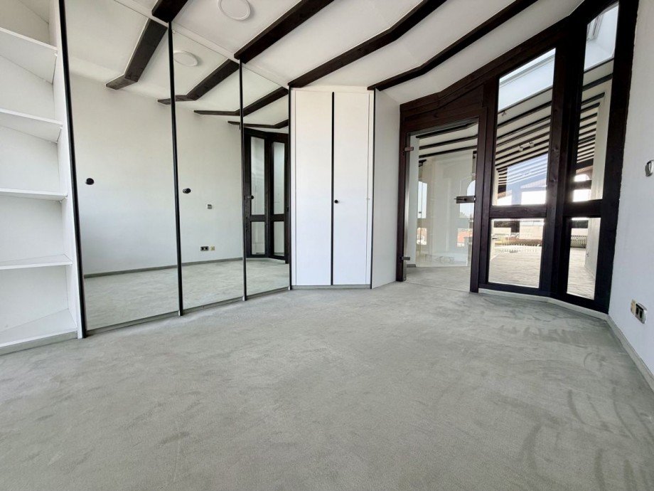 mit Einbauschr�nke Dachgeschosswohnung Langen