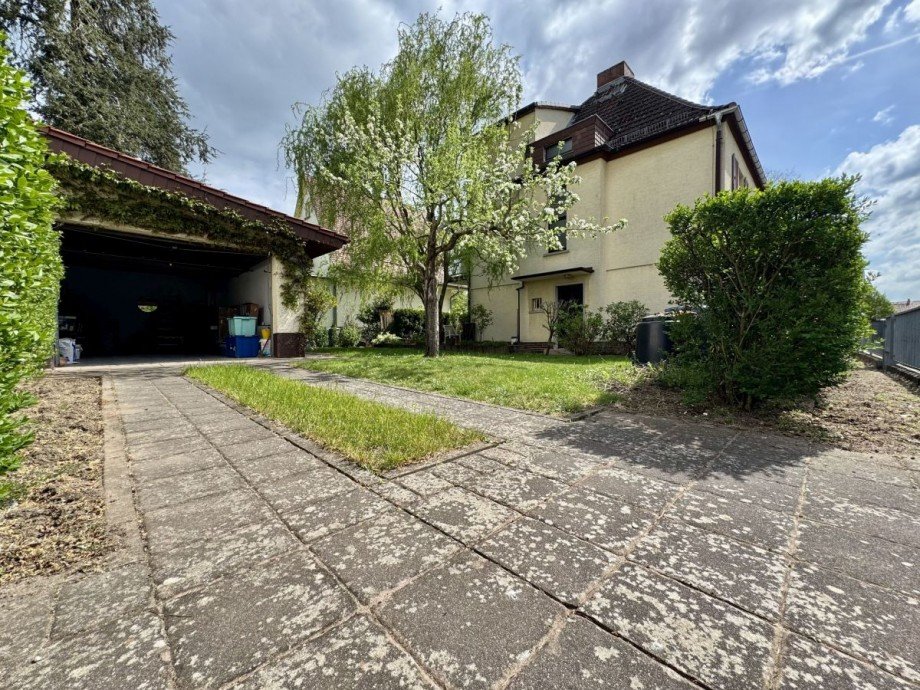 Stellplatz vor der Garage Mehrfamilienhaus Langen
