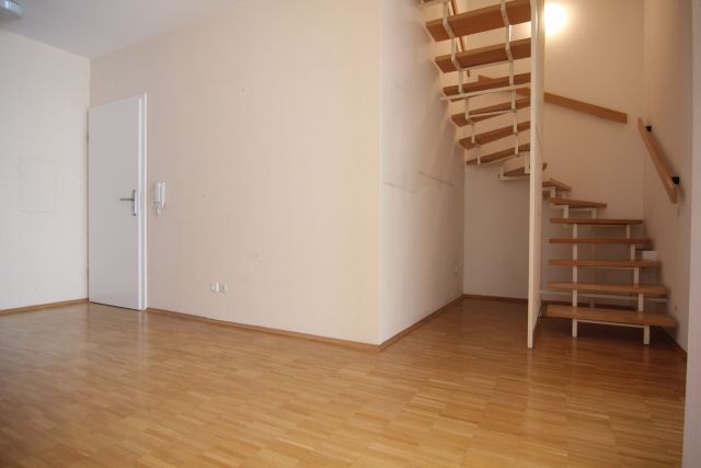 Treppe ins Dachgeschoss Maisonettewohnung Frankfurt