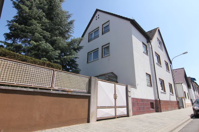 Aussenansicht Langen Mehrfamilienhaus Gepflegtes 2-Familienhaus mit viel Potenzial in ruhiger und gesuchter Lage