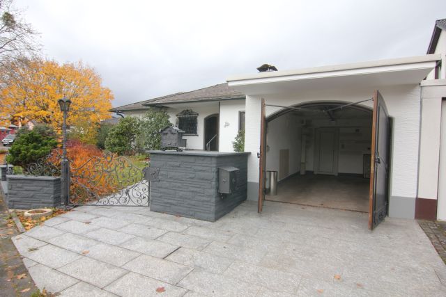Garage und Stellplatz davor Haus R�dermark