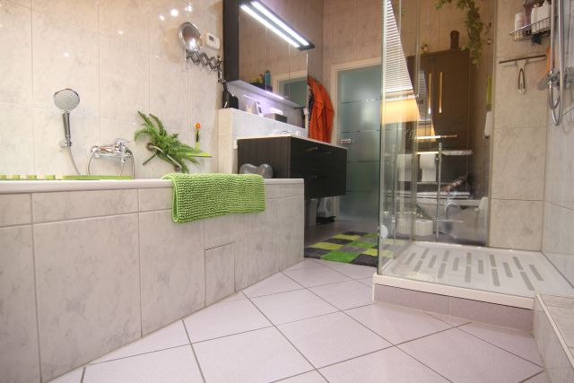 Dusche und Badewanne Dachgeschosswohnung Langen