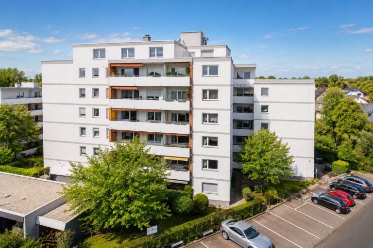 Aussenansicht Dreieich Etagenwohnung Ab 01.10. frei - Gro�z�gige und modernisierte Wohnung mit Balkon in beliebter Lage von Dreieich