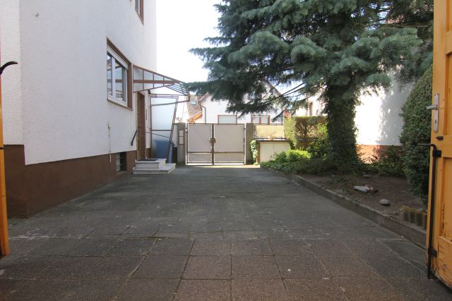 Hof b Mehrfamilienhaus Langen