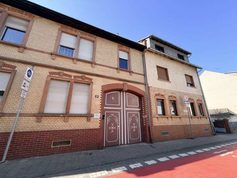 Frontansicht Neu-Isenburg Etagenwohnung Zentral wohnen, ruhig leben � Charmante 3-Zimmer-Wohnung im 6-Familienhaus in Neu-Isenburg