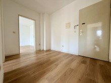 Flur Sonnige 2-Zimmer-Wohnung mit Balkon & Stellplatz im Herzen von Langen