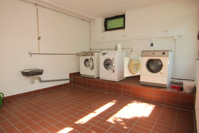 Waschraum mit M�nzmaschinen Maisonettewohnung Langen