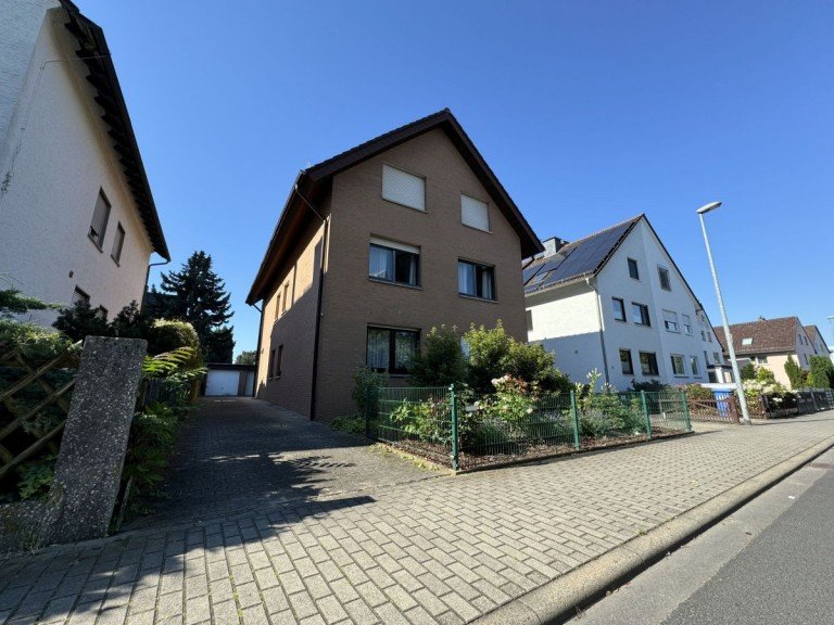 Aussenansicht Langen Etagenwohnung Modernisierte 3 ZKB mit Garage und TGL-Bad im ruhigen und gepflegten 3 Familienhaus