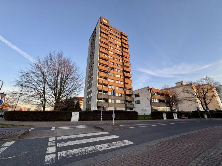 Aussenansicht Egelsbach Etagenwohnung Gro�z�gige 3-Zimmer-Wohnung mit traumhaftem Panoramablick und zwei TG-Stellpl�tzen