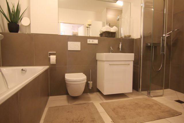 Bad mit Dusche und Wanne Etagenwohnung Langen